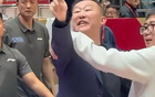 CBA第二位面临下课教练曝光，怒喷球迷被重罚，杨鸣有望接替